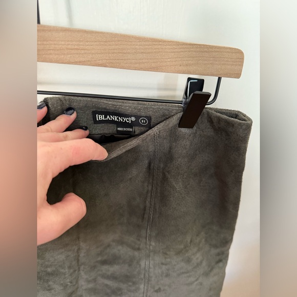 BlankNYC Suede Mini Skirt in Roadtrip, size 31 - Picture 6 of 8
